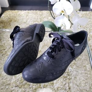 BORN- Kika Wing-Tip Oxford- Black- Size 7.5